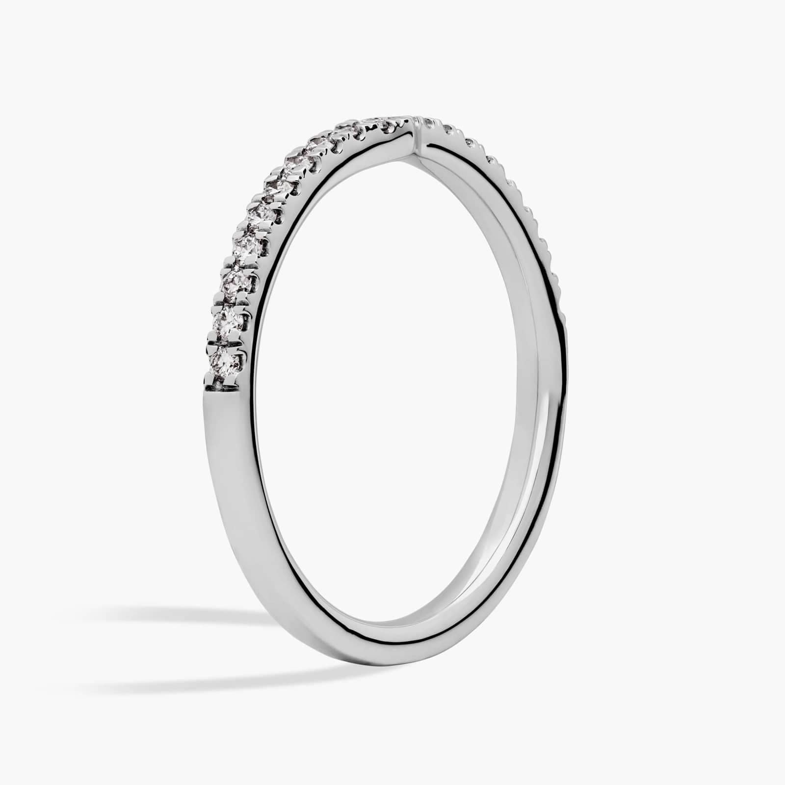 Delicato anello con diamanti a V