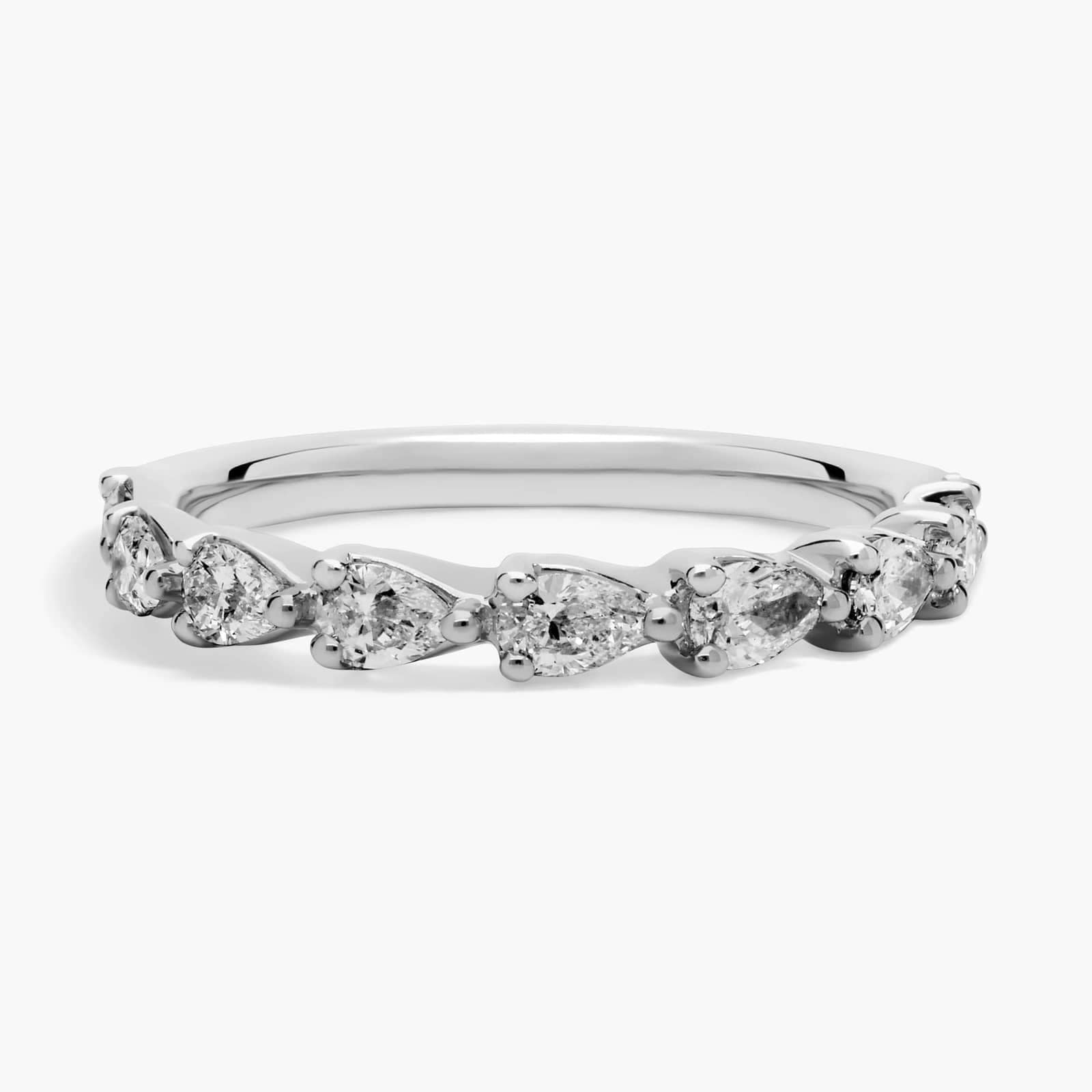 Esmé halvt evighetsband med päronslipade diamanter